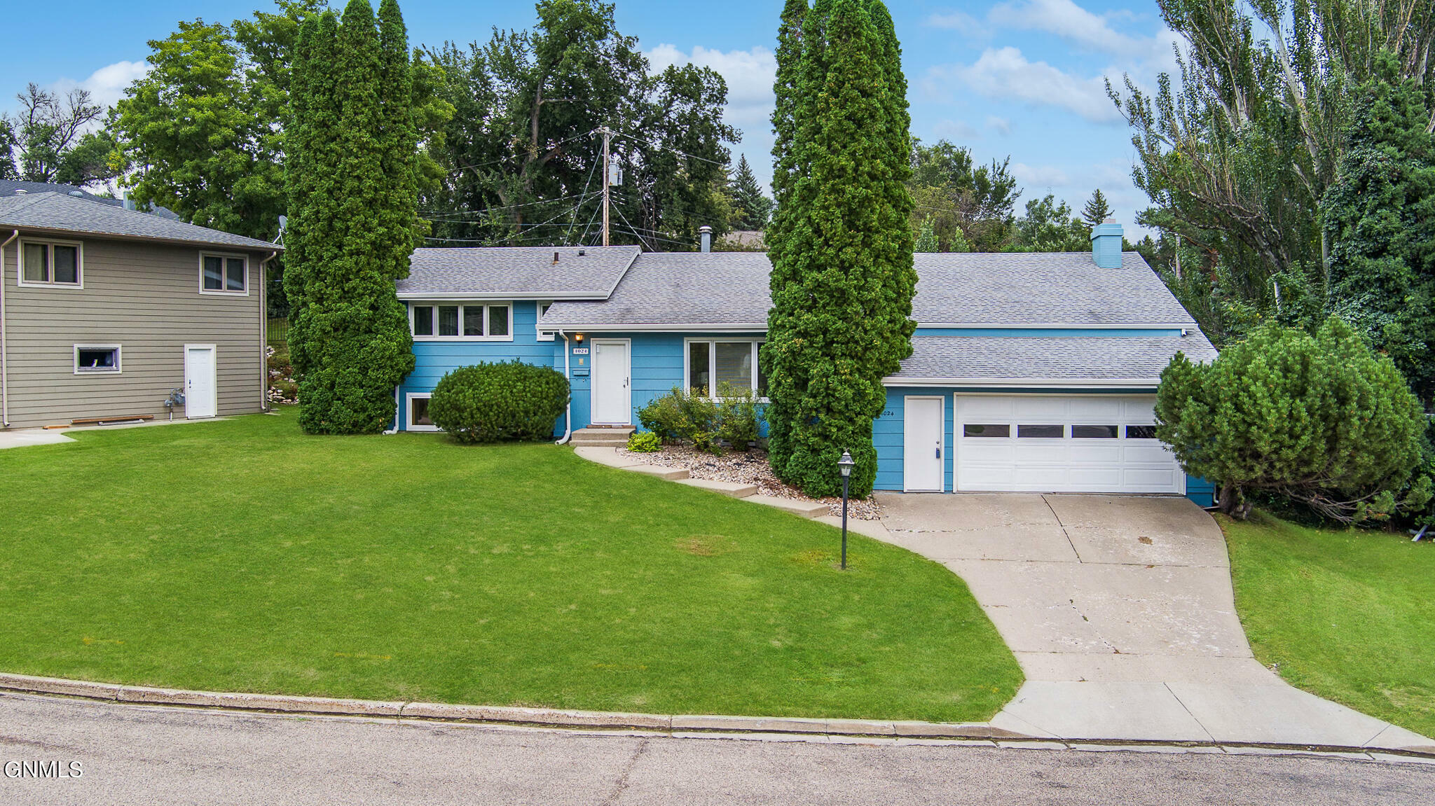 Property Photo:  1024 Crescent Lane  ND 58501 