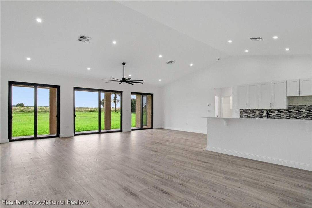 Property Photo:  733 Sunset Pointe Drive  FL 33852 