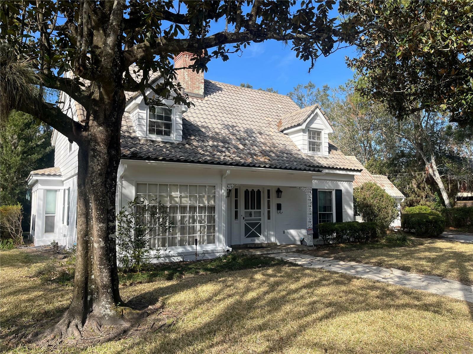 Property Photo:  1024 NE 4th Street  FL 32601 