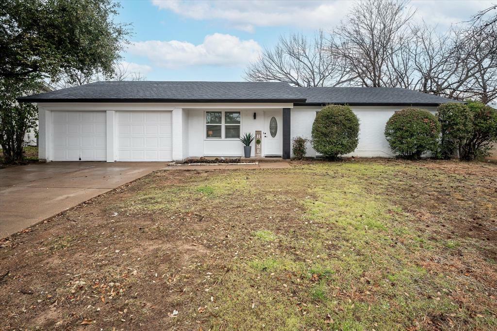 Property Photo:  2209 Highcrest Drive  TX 76022 