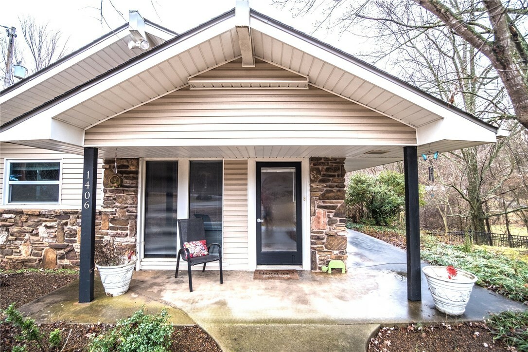 Property Photo:  1406 E Prairie Creek Drive  AR 72756 