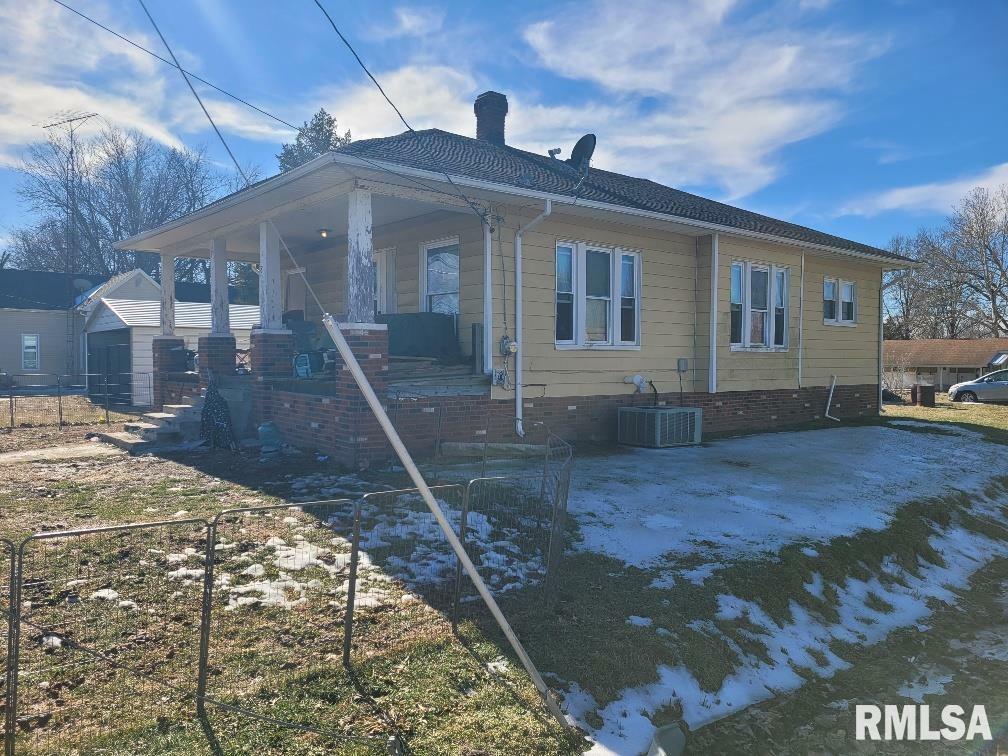 Property Photo:  800 S Walnut Street  IL 62884 