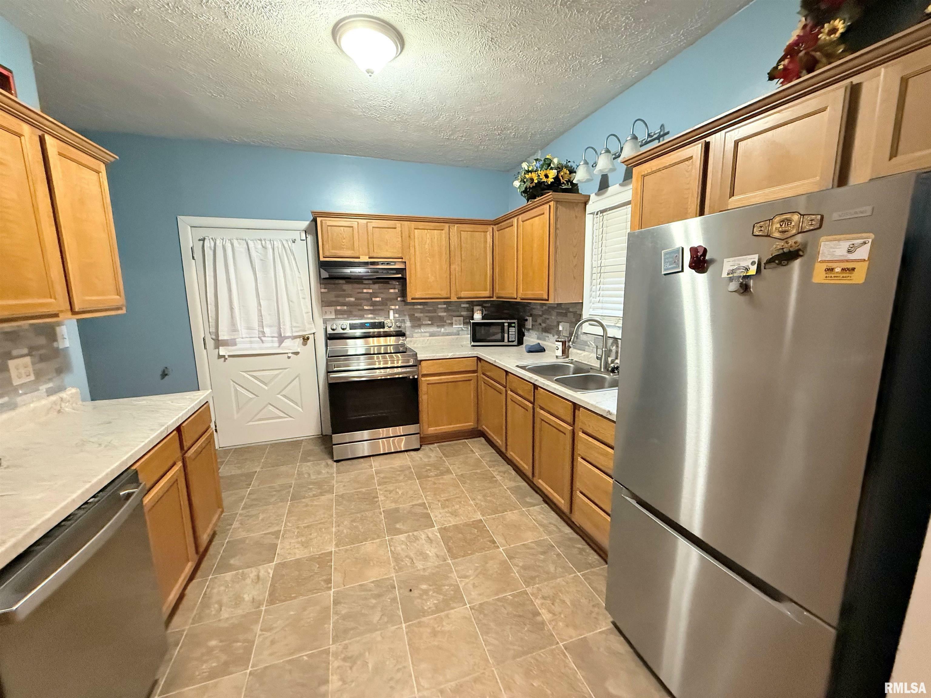 Property Photo:  700 W Washington Street  IL 62812 