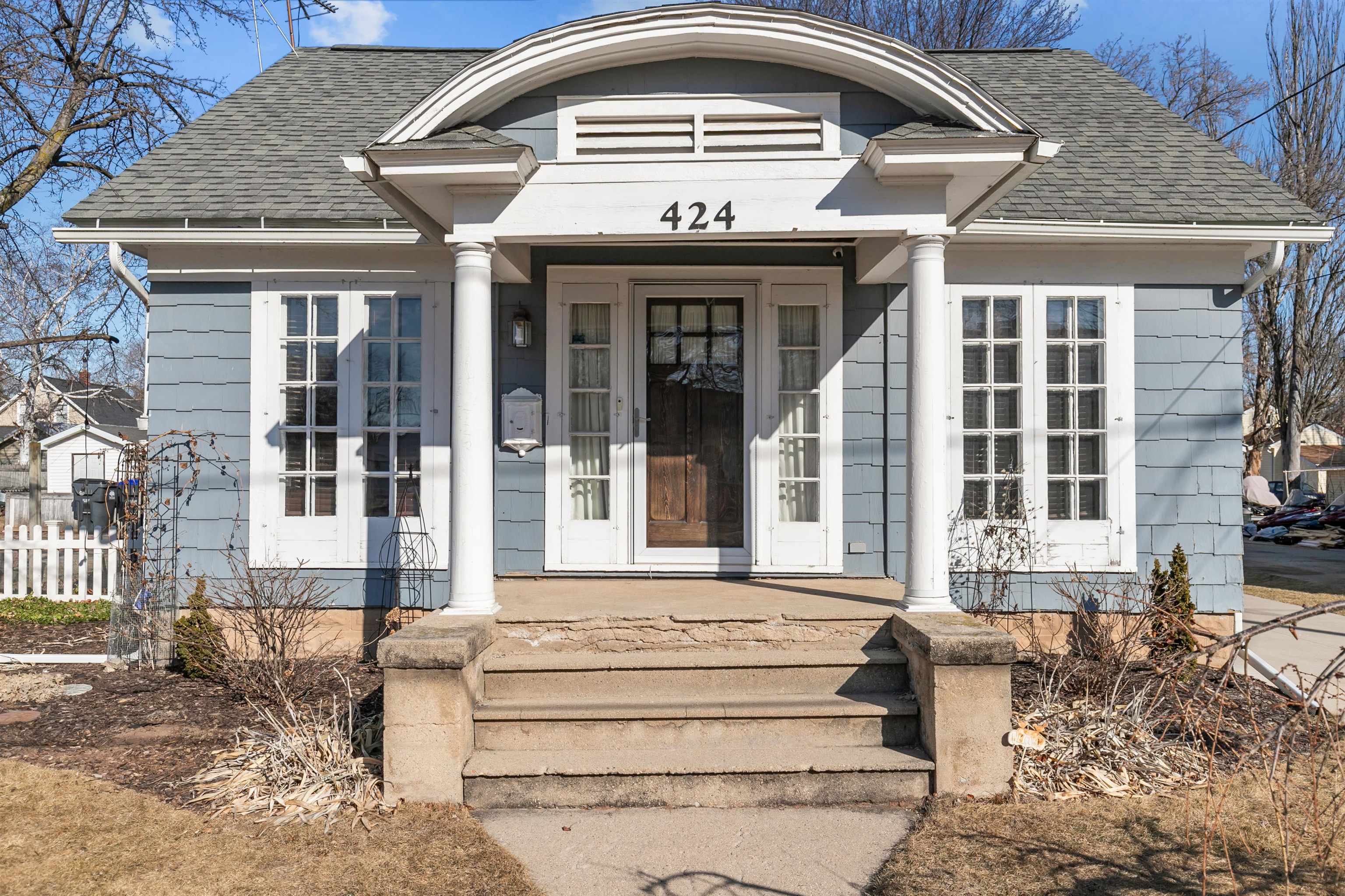 Property Photo:  424 E Columbian Avenue  WI 54956 