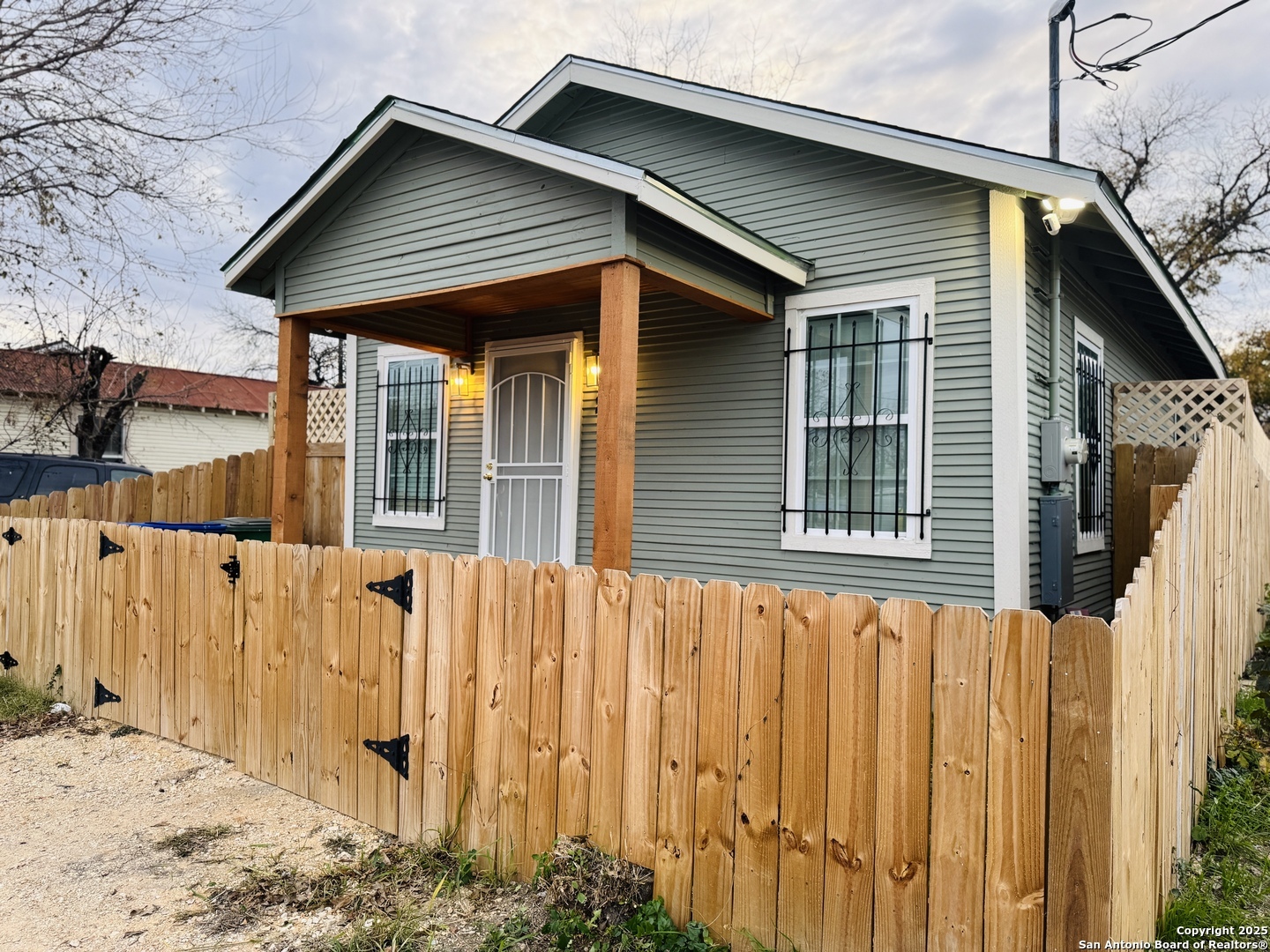 Property Photo:  215 S Richter St  TX 78207 