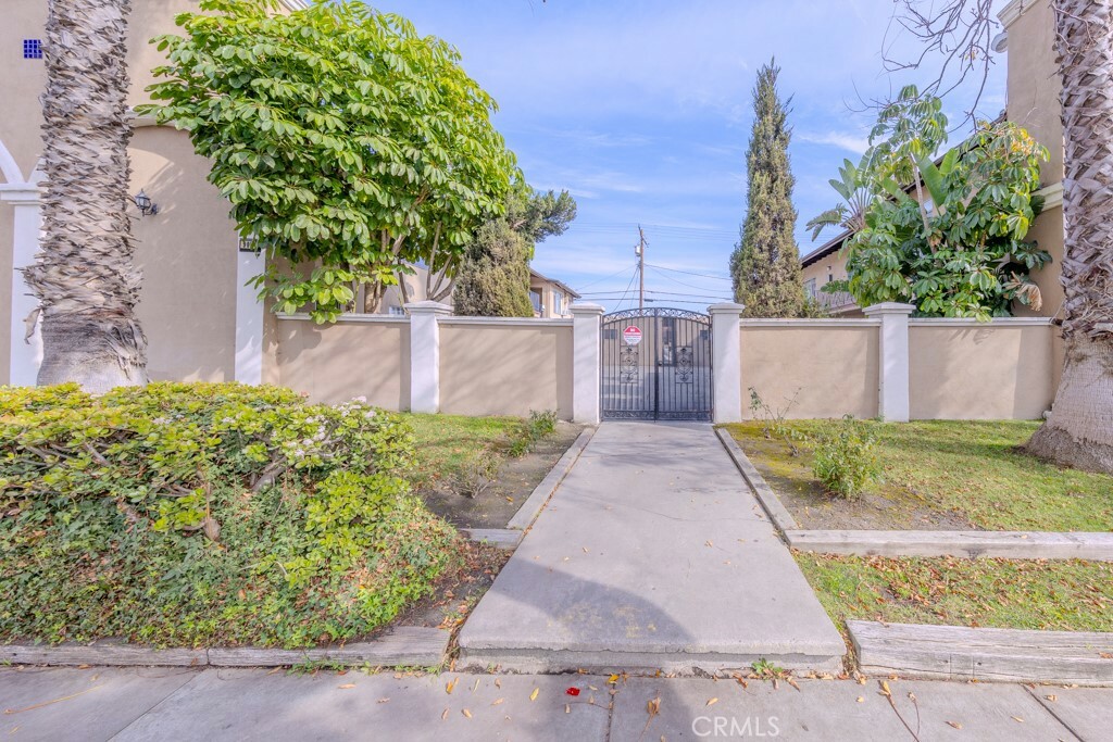 Property Photo:  902 S Fann Street  CA 92804 