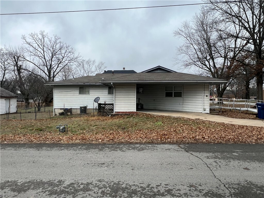 Property Photo:  808 N Madison  AR 72765 