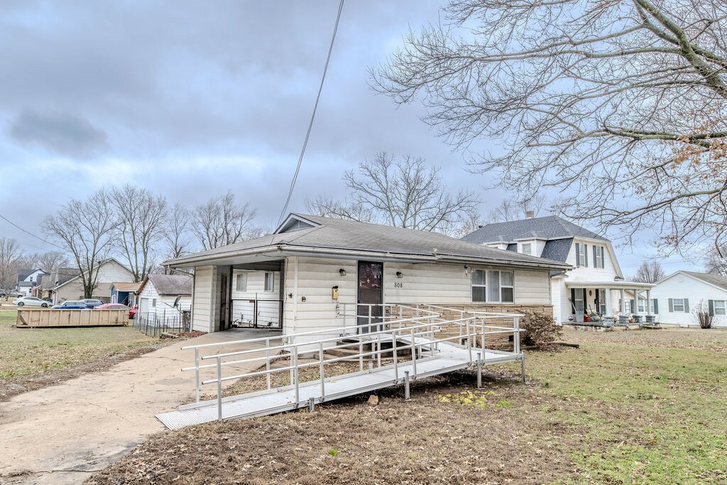 Property Photo:  808 N Madison  AR 72765 