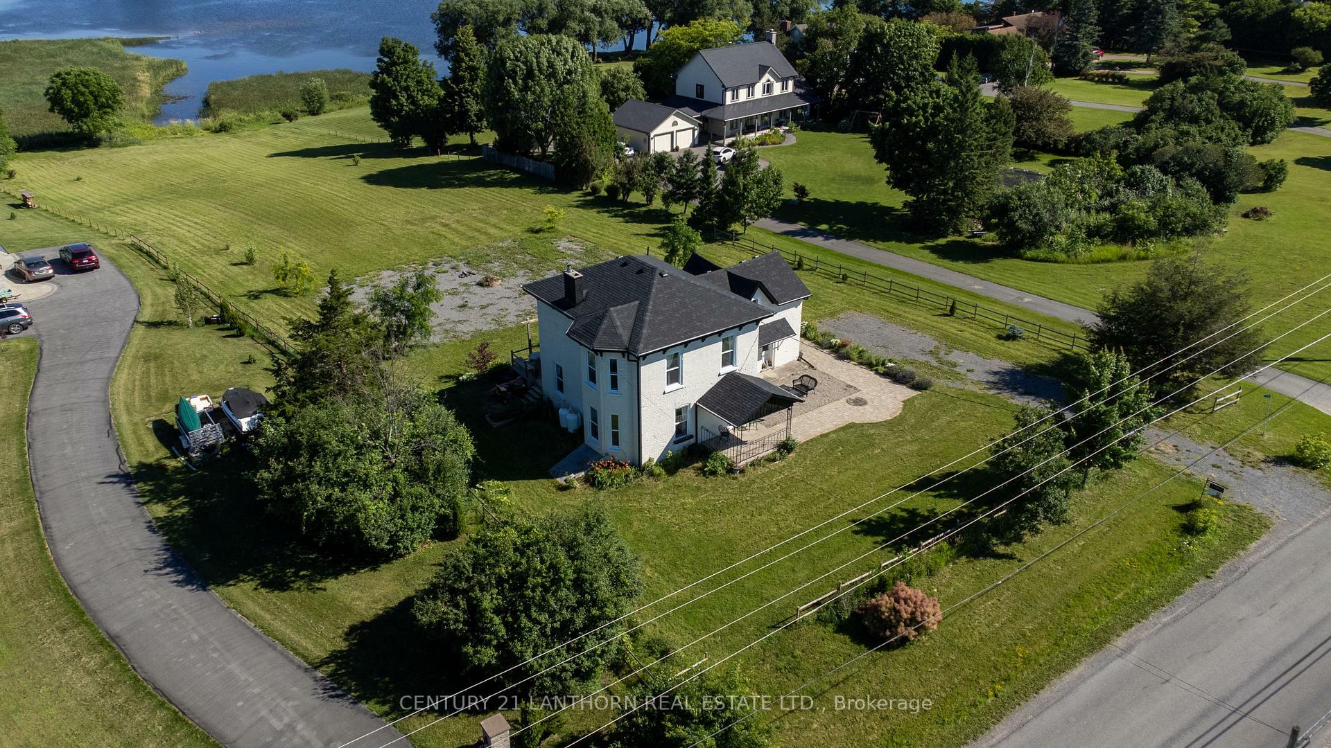 Photo de la propriété:  395 Massassauga Road  ON K8N 4Z7 