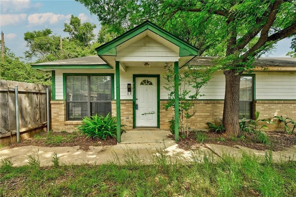 Property Photo:  415 Mlk Drive B  TX 78621 