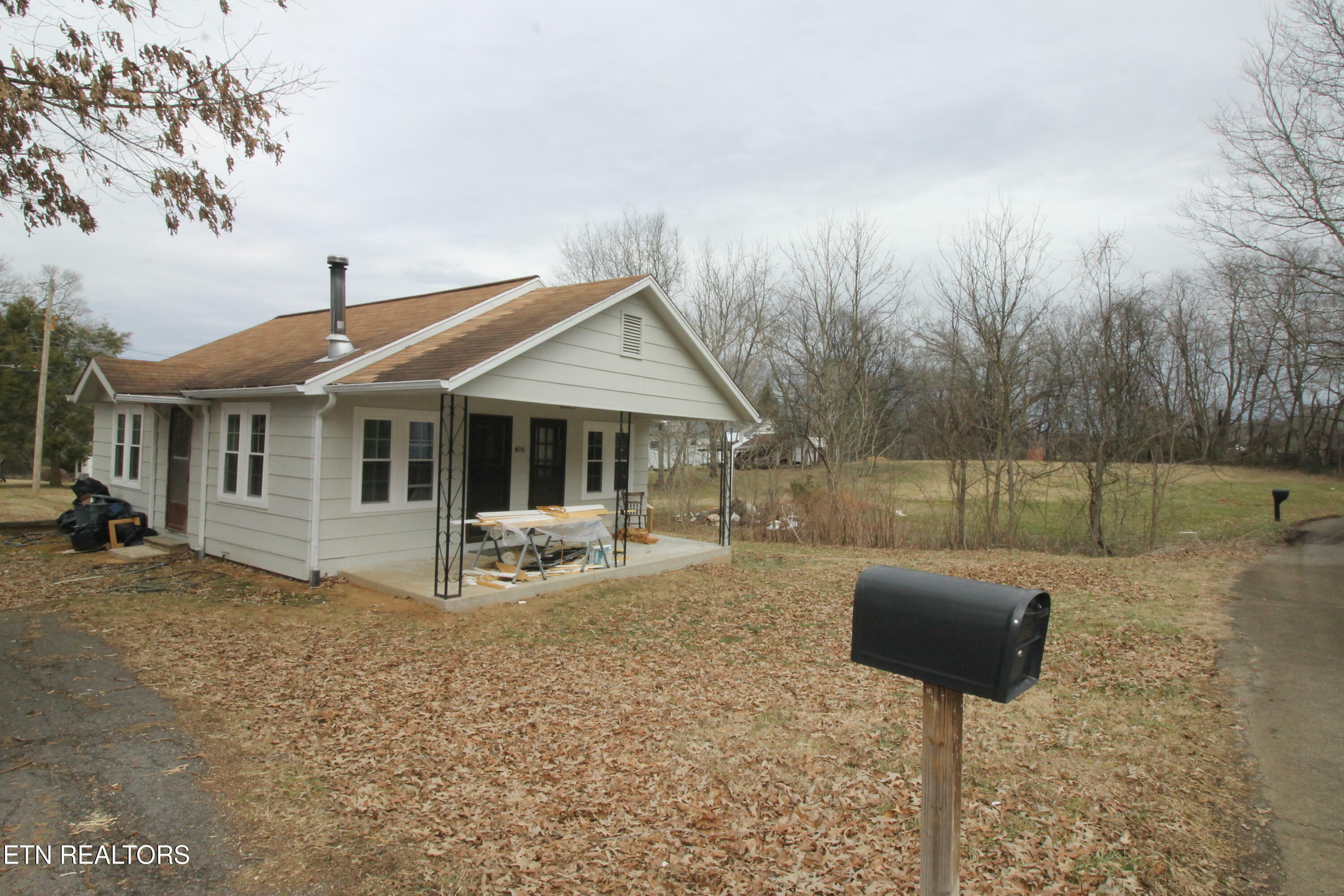 Property Photo:  406 Collins St  TN 37826 