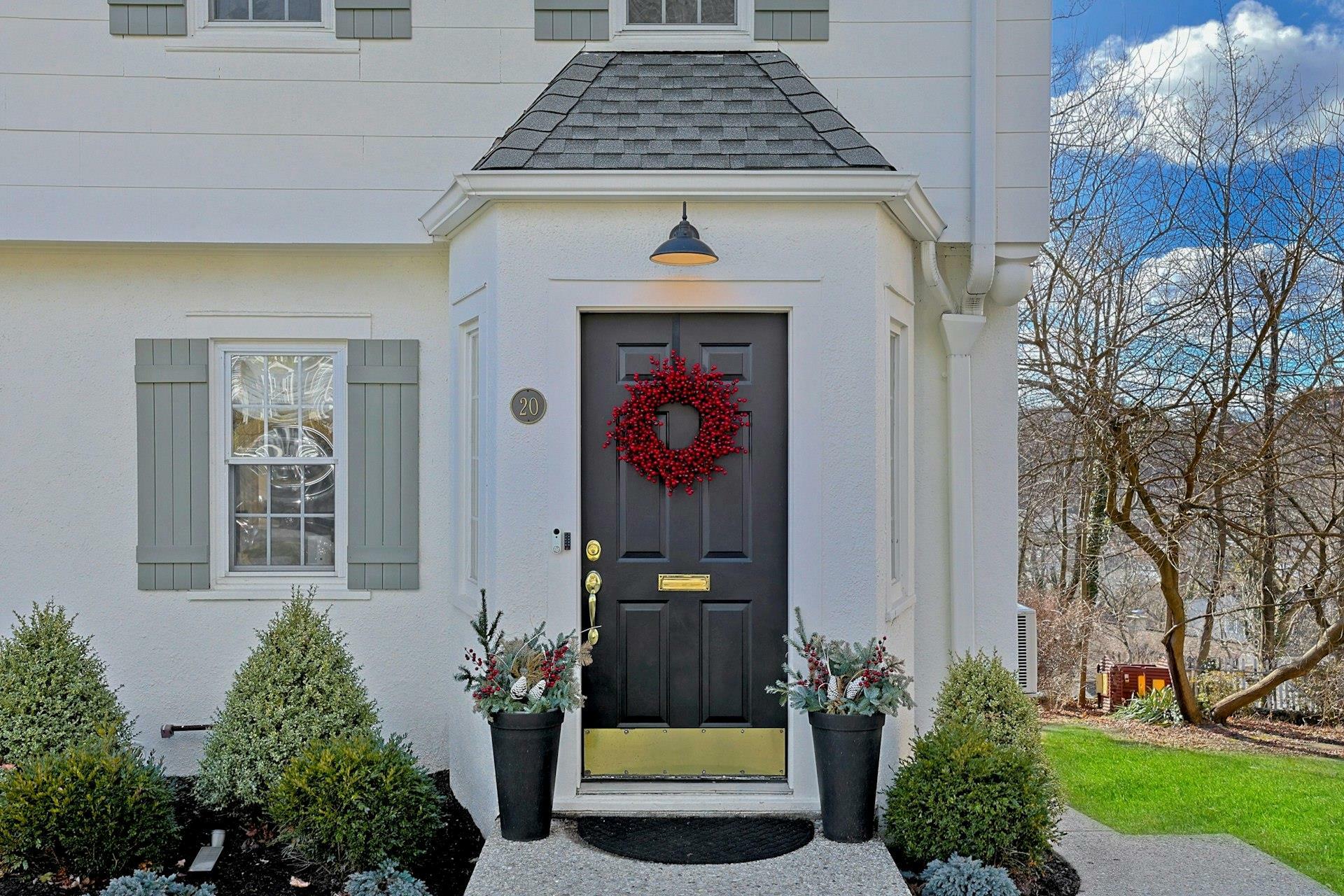 Property Photo:  20 Iroquois Road  NY 10562 