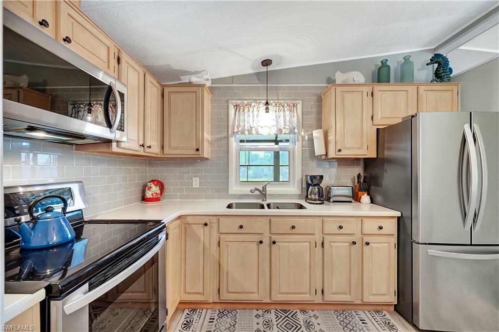 Property Photo:  101 Pine Key Ln  FL 34114 