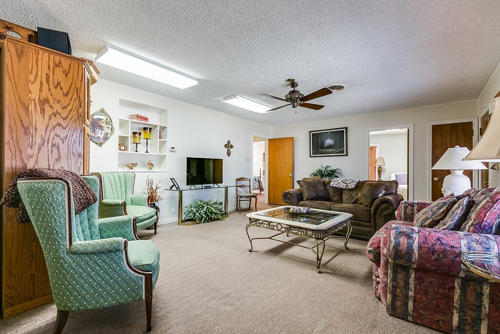 Property Photo: 2801 W Beauregard Ave TX 76901