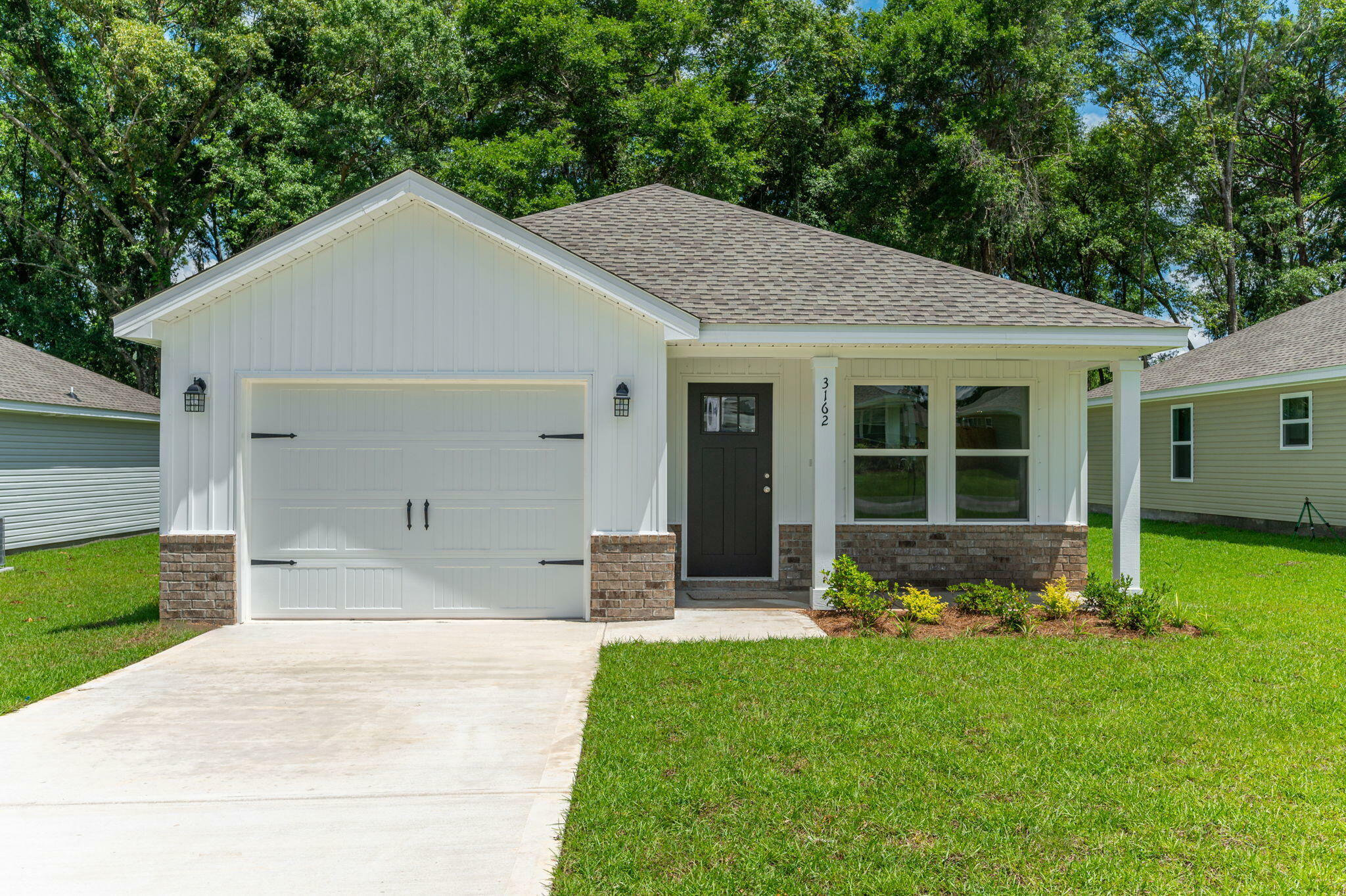 Property Photo:  810 E Williams Street  FL 32539 