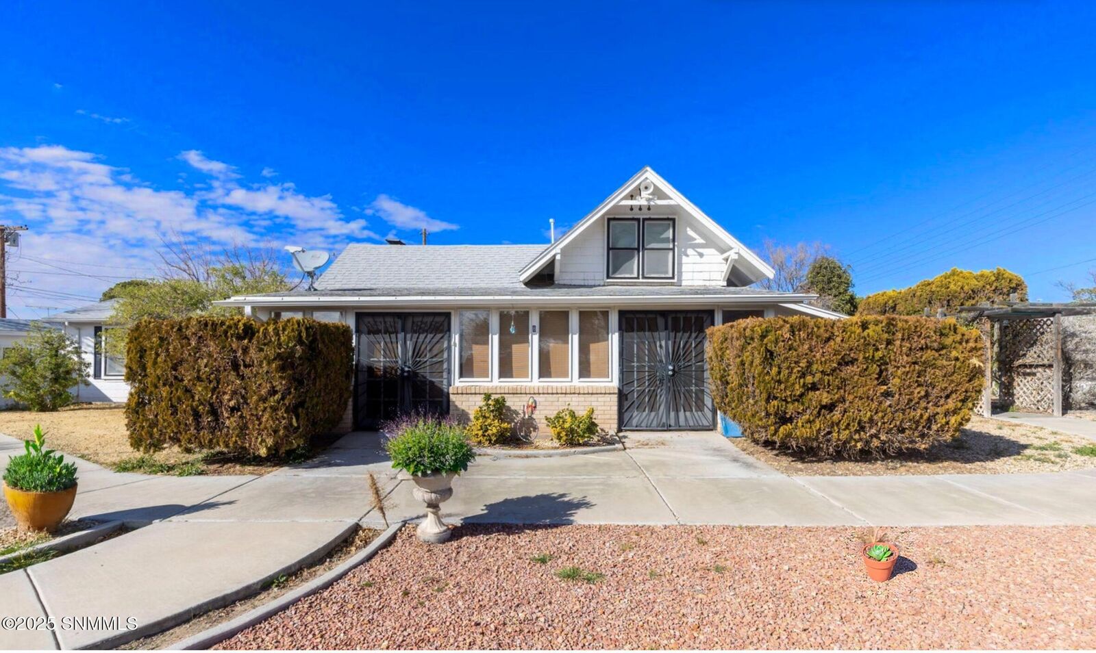 Property Photo:  842 E Las Cruces Avenue  NM 88001 