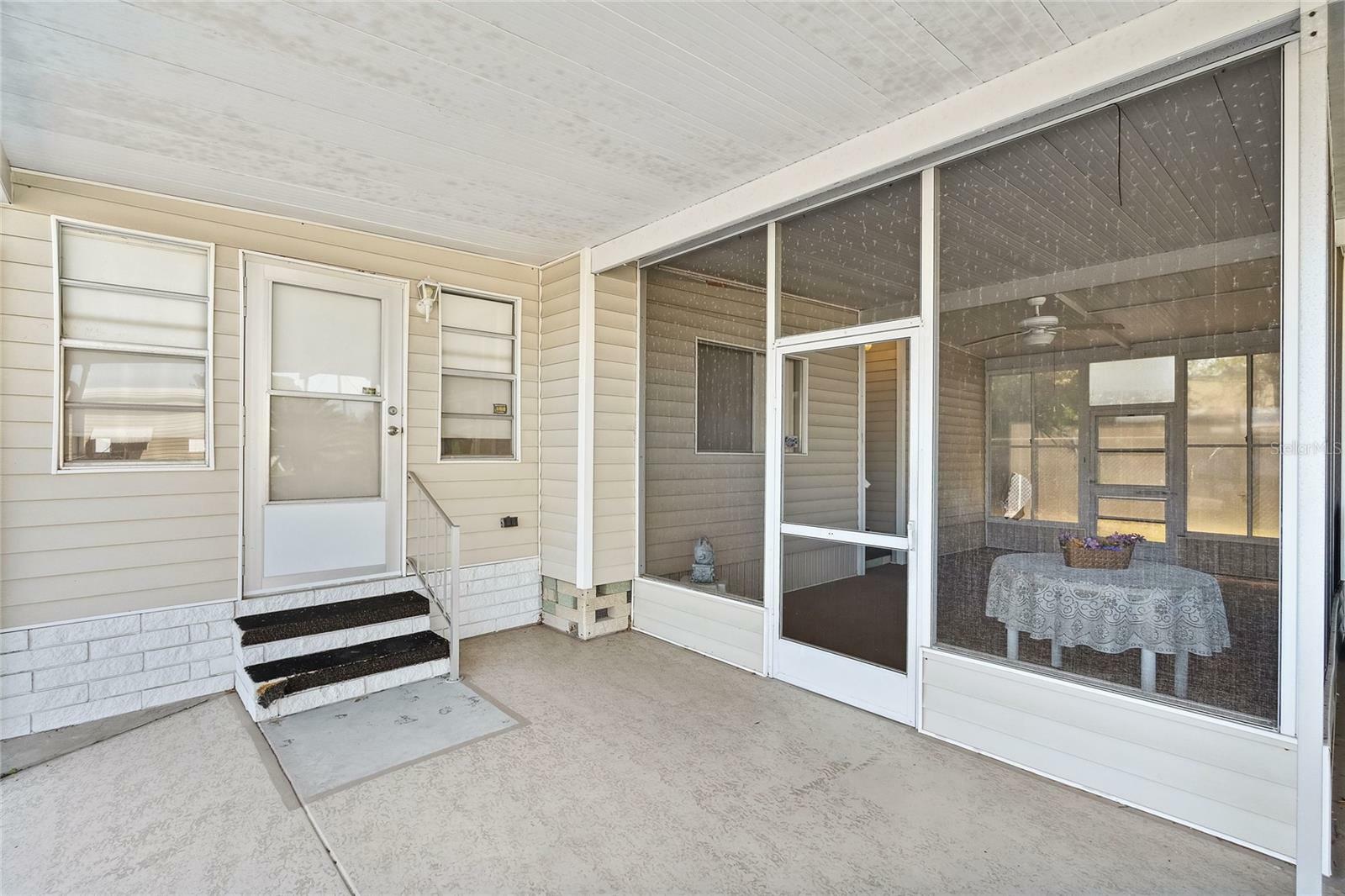 Property Photo: 703 Corsica Court FL 34207