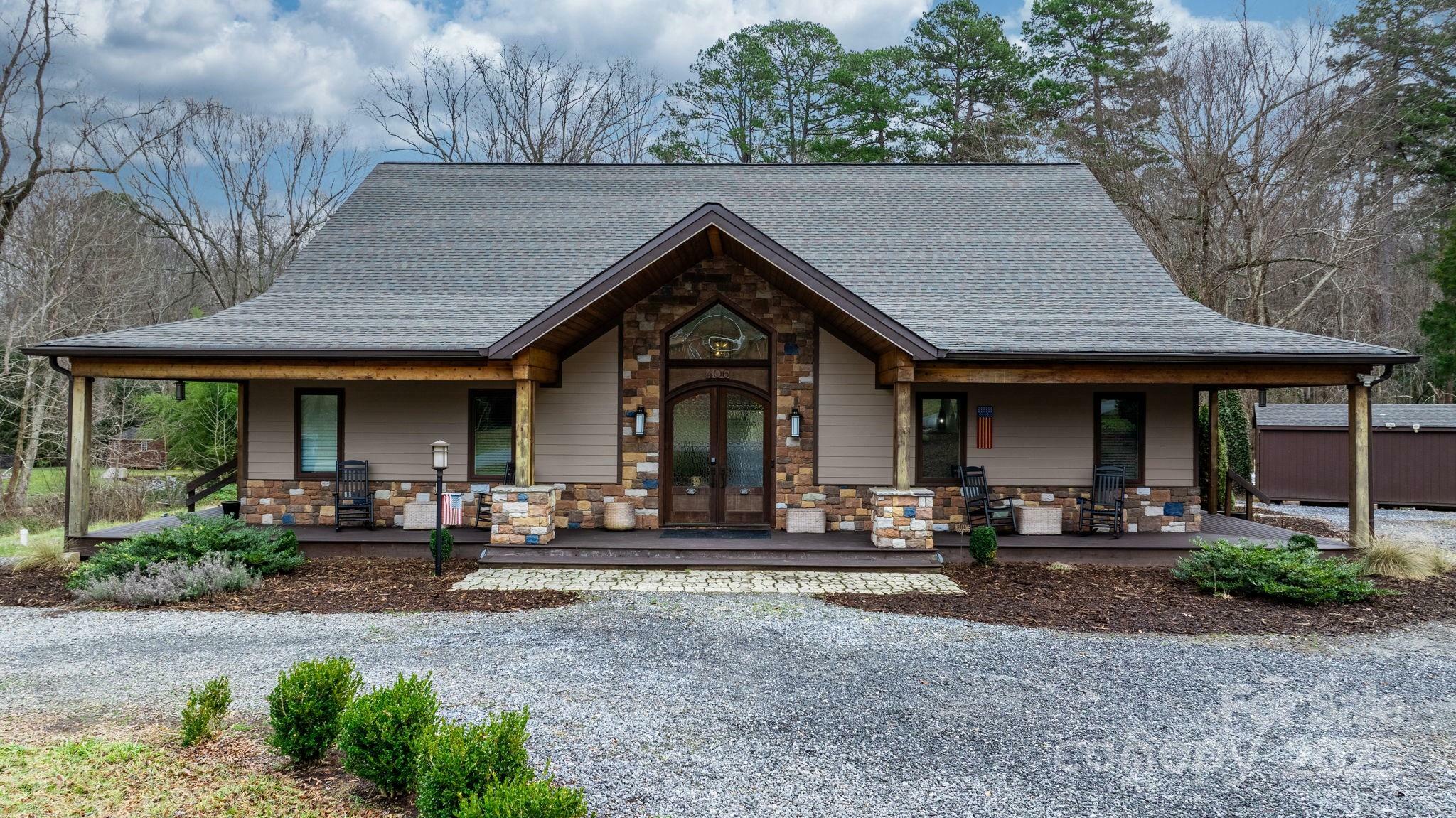 Property Photo: 406 Third Avenue NE NC 28613