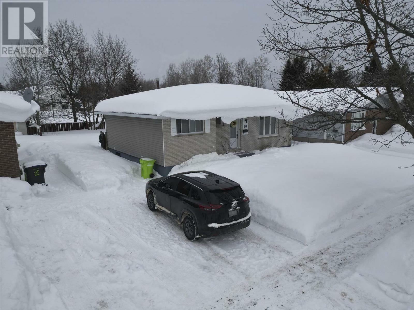 Property Photo:  90 Hardwood St  ON P6A 5W3 