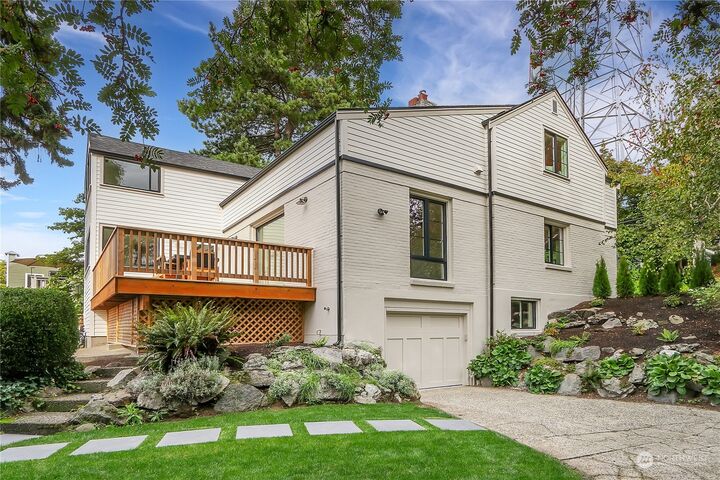 Property Photo:  1401  1st Avenue N  WA 98109 