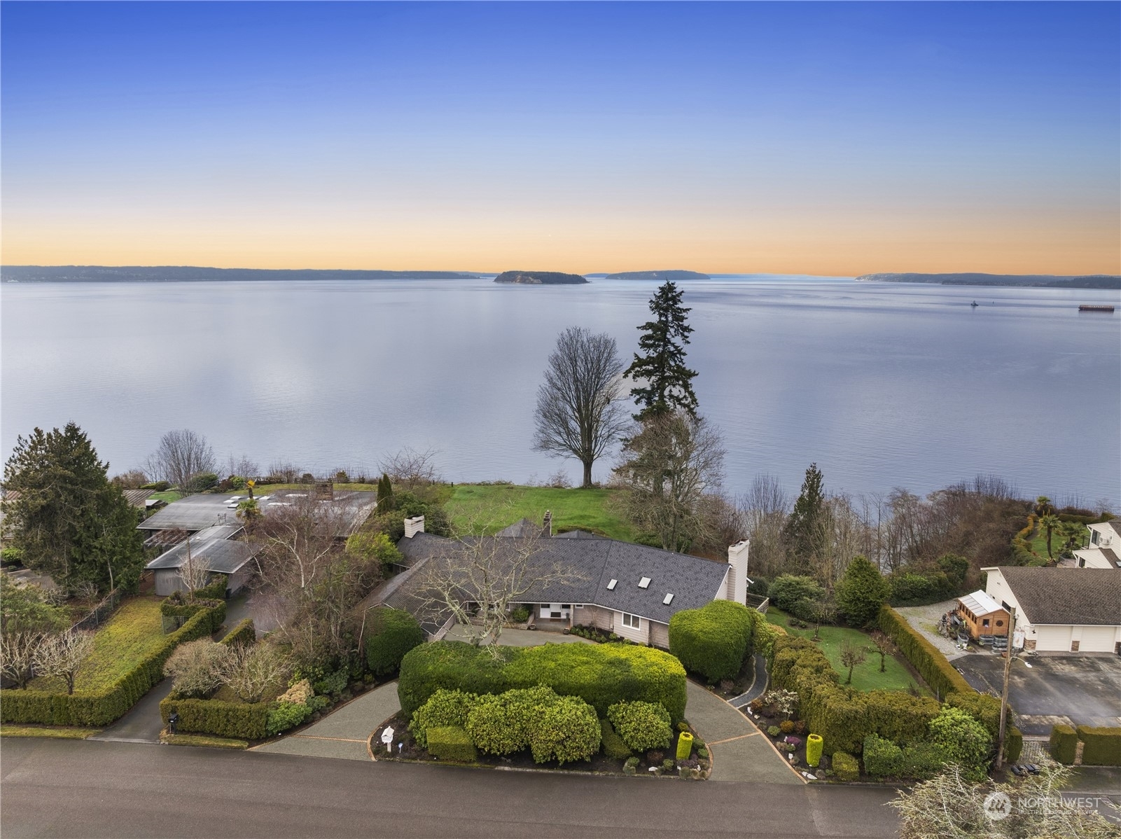 Property Photo:  1040 N Park Drive  WA 98203 