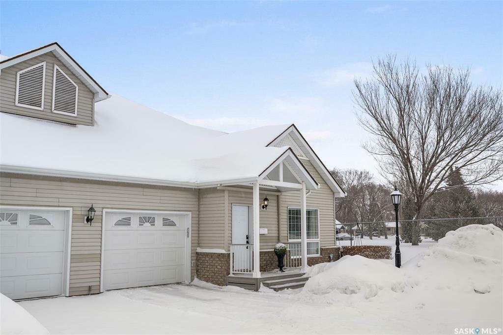 Property Photo:  102 Elm Street 2  SK S7J 5L1 