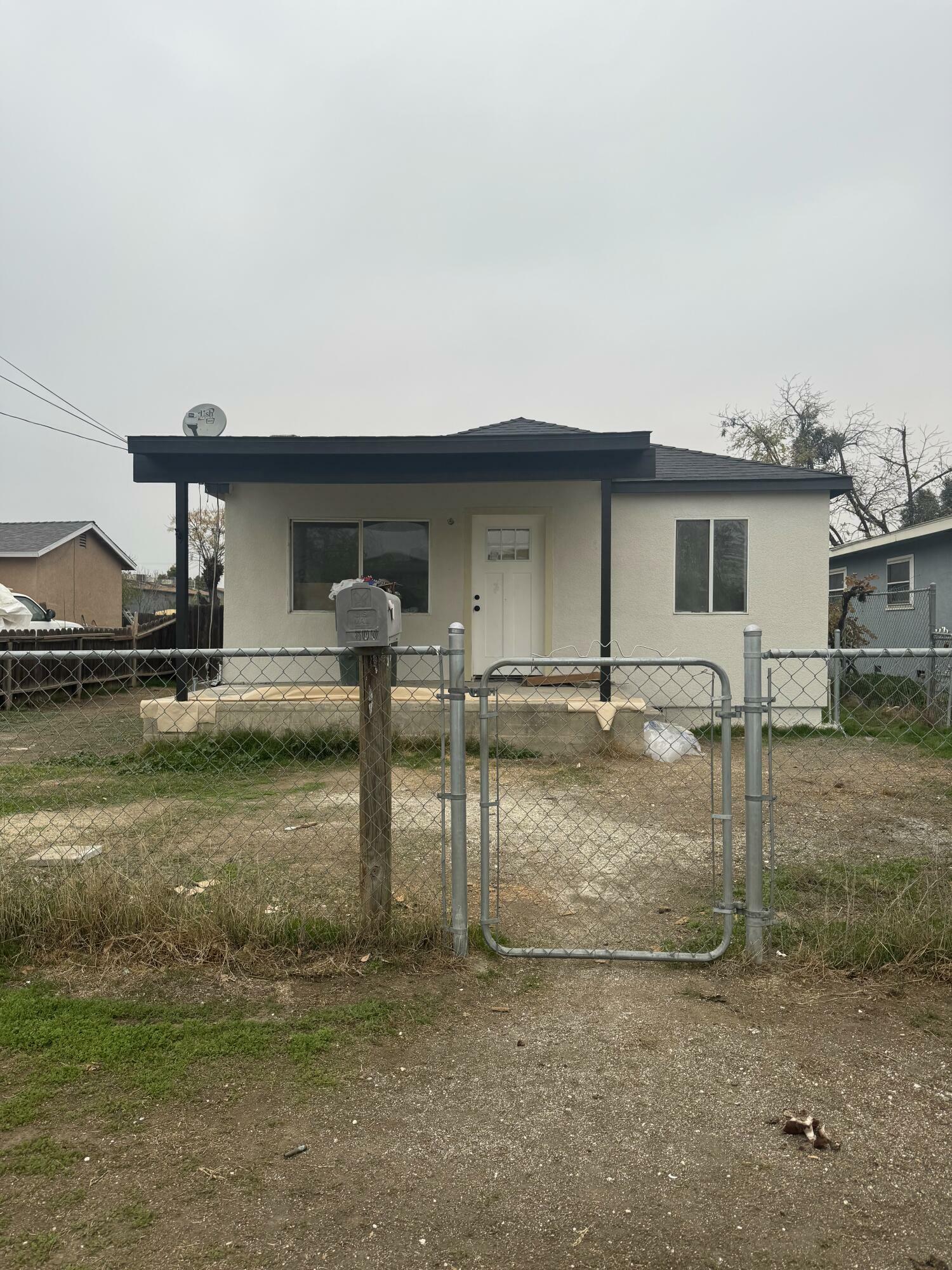 Property Photo:  800 E Roosevelt Avenue  CA 93292 