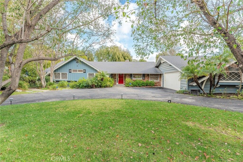 Property Photo:  5440 Corbin Avenue  CA 91356 