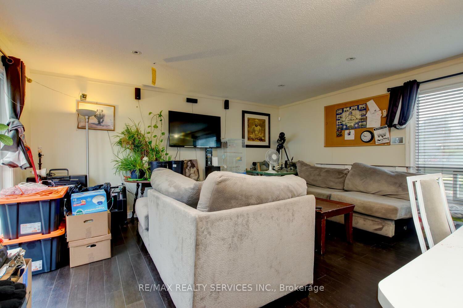 Property Photo: 8 Heatherside Court ON L6S 1N9