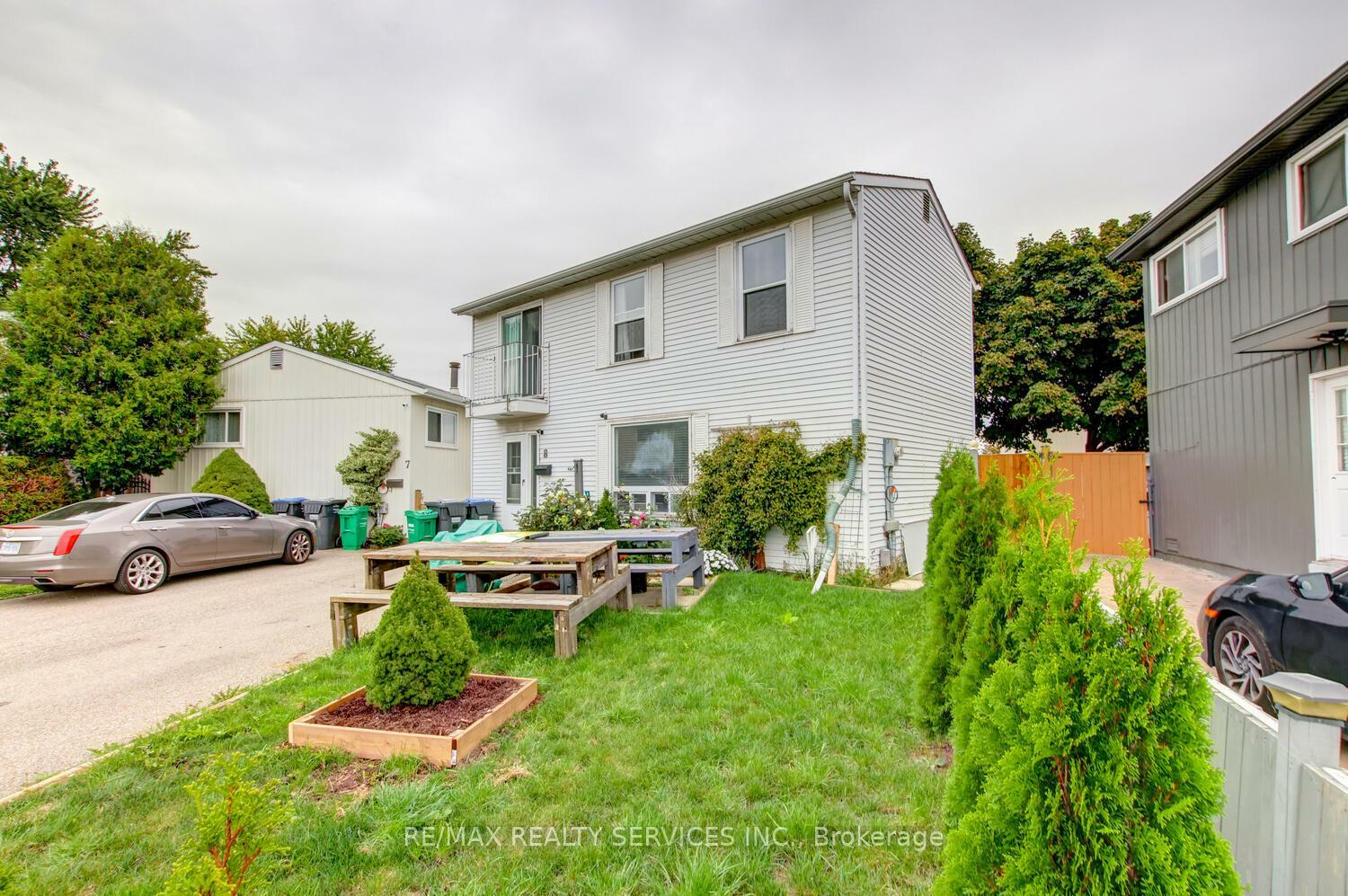 Property Photo: 8 Heatherside Court ON L6S 1N9