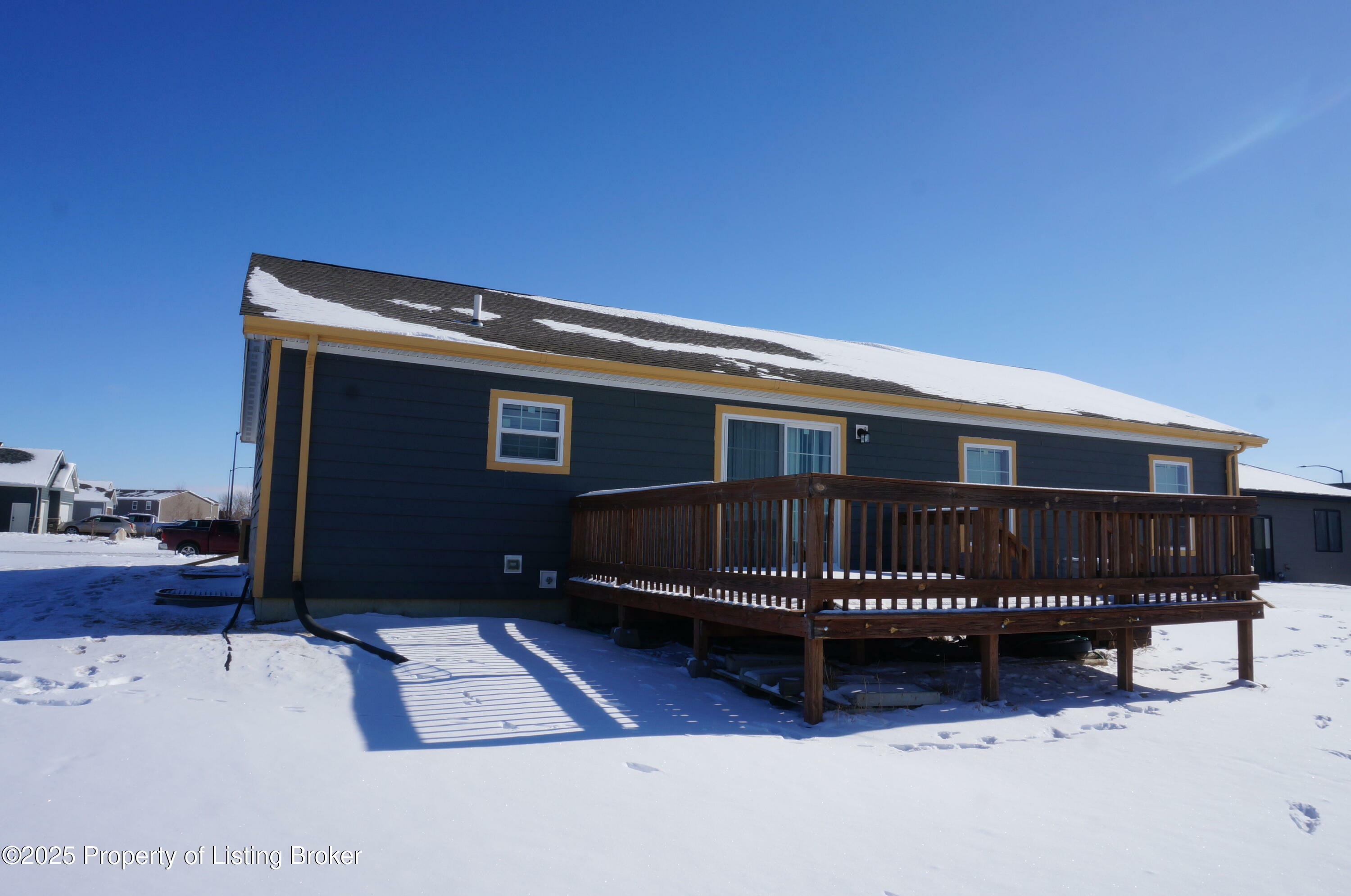 Property Photo:  1735 Yellowstone Circle  ND 58601 