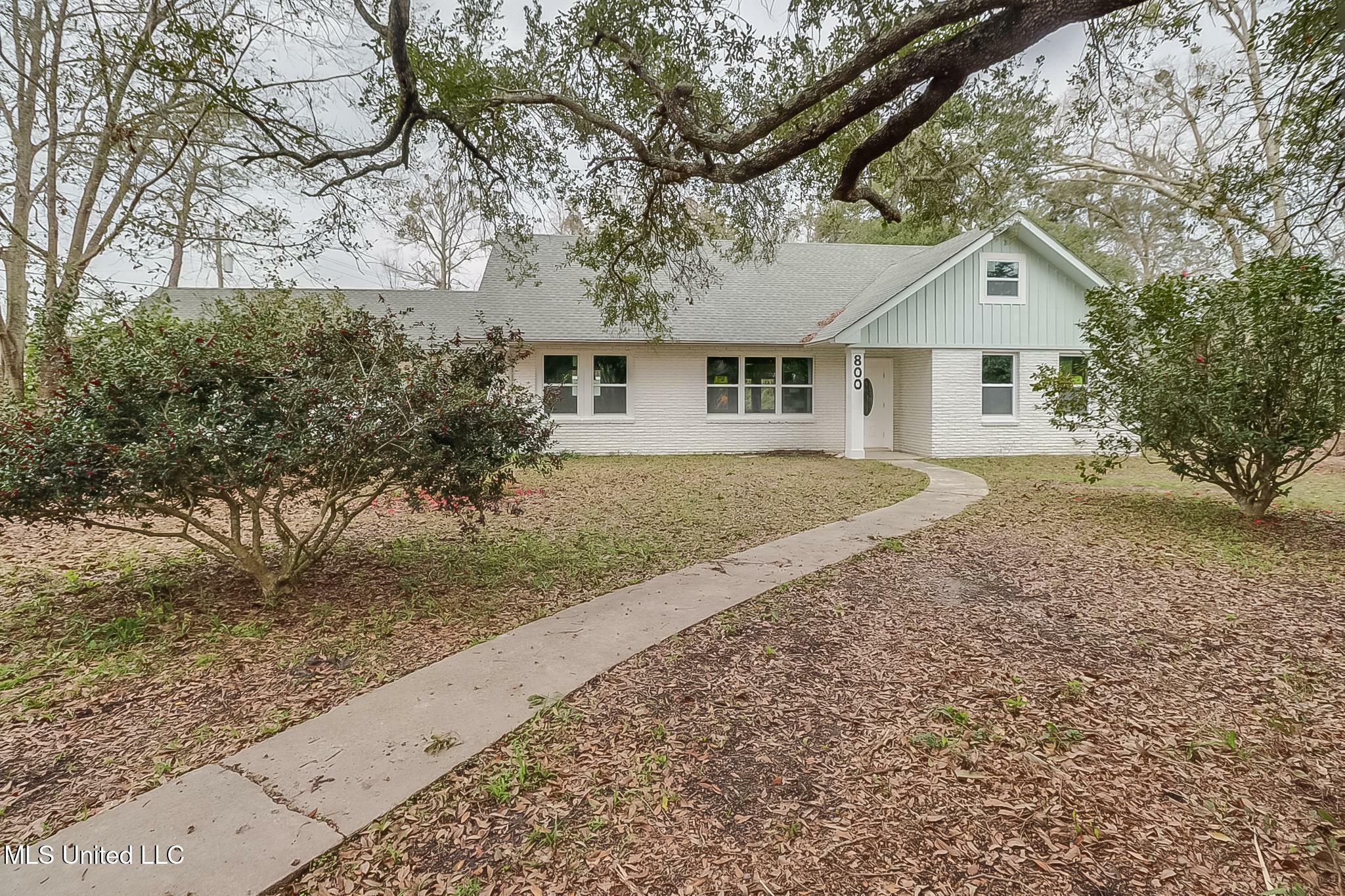 Property Photo:  800 Dunbar Avenue  MS 39520 