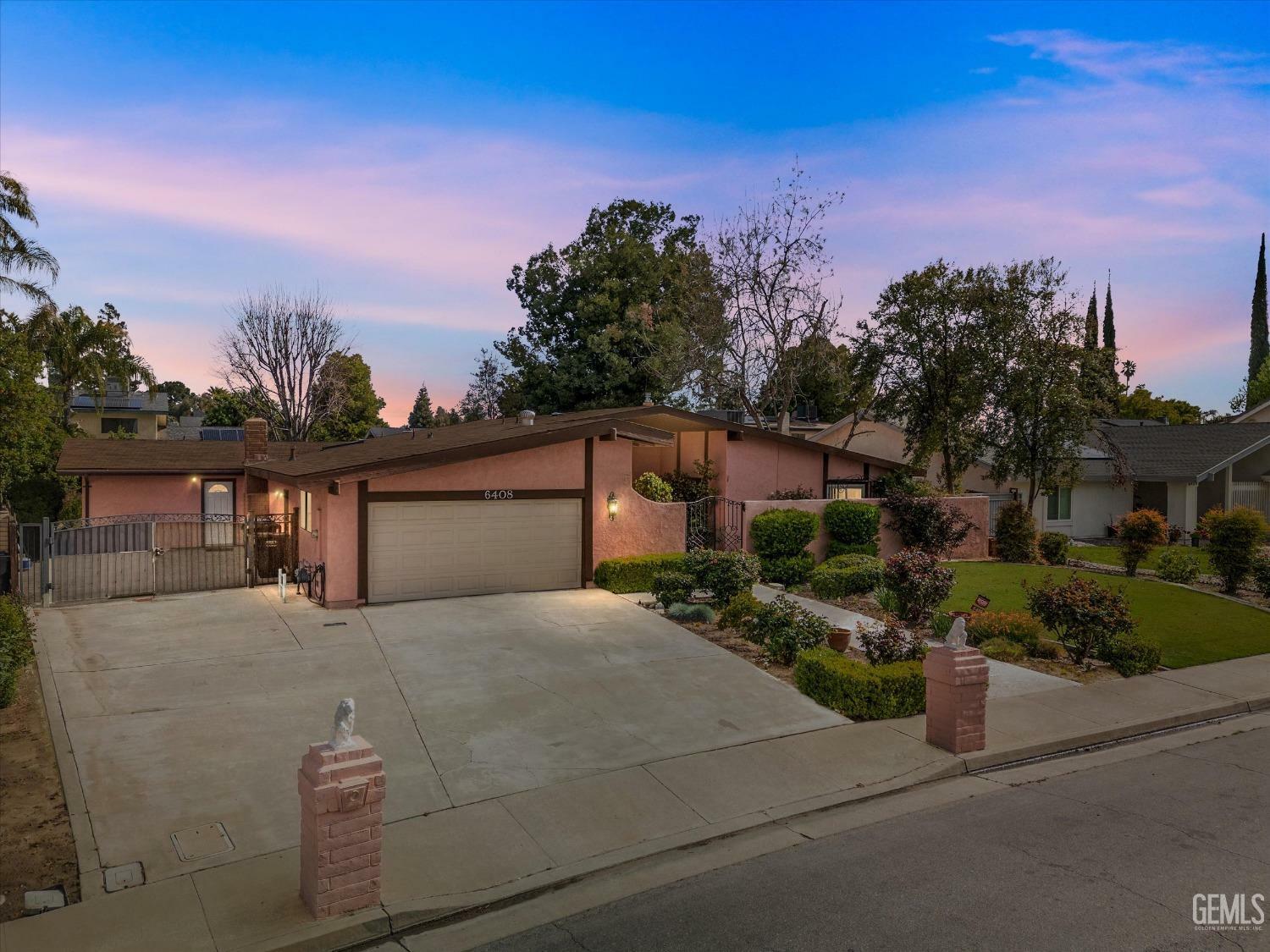 Property Photo: 6408 Glenrock Way CA 93309