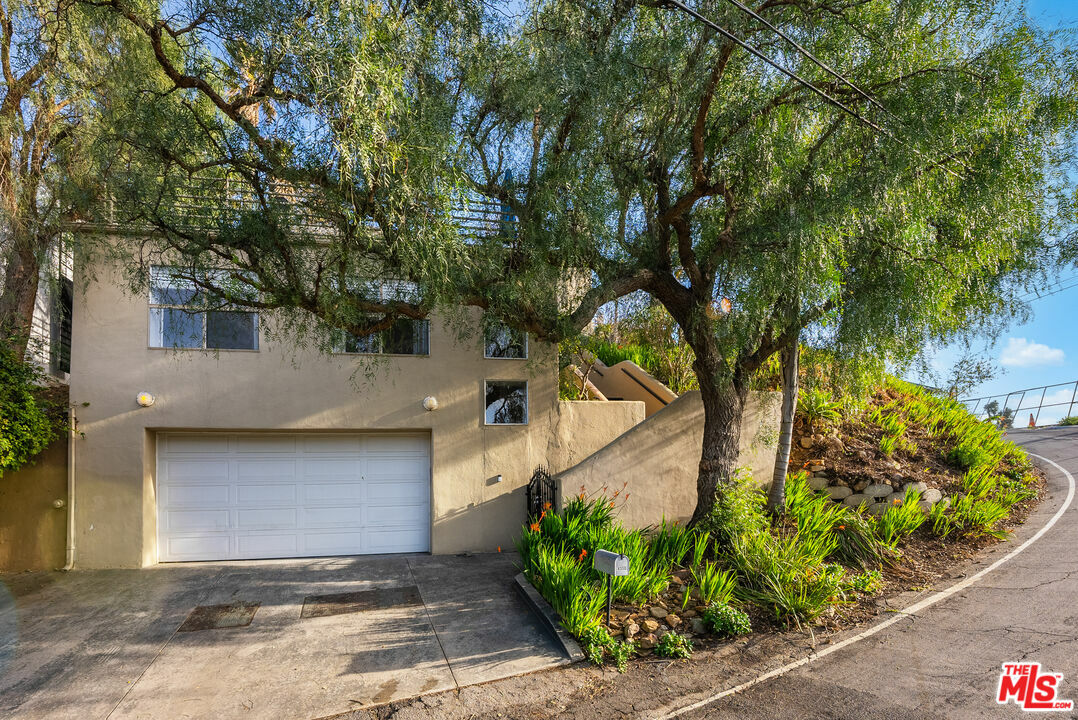 Property Photo:  4350   Hillview Dr  CA 90265 