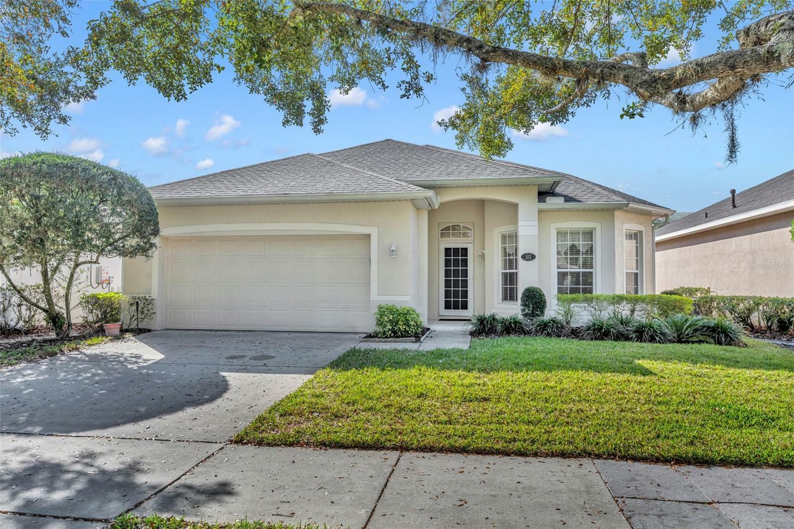 Property Photo: 212 Stonington Way FL 32724