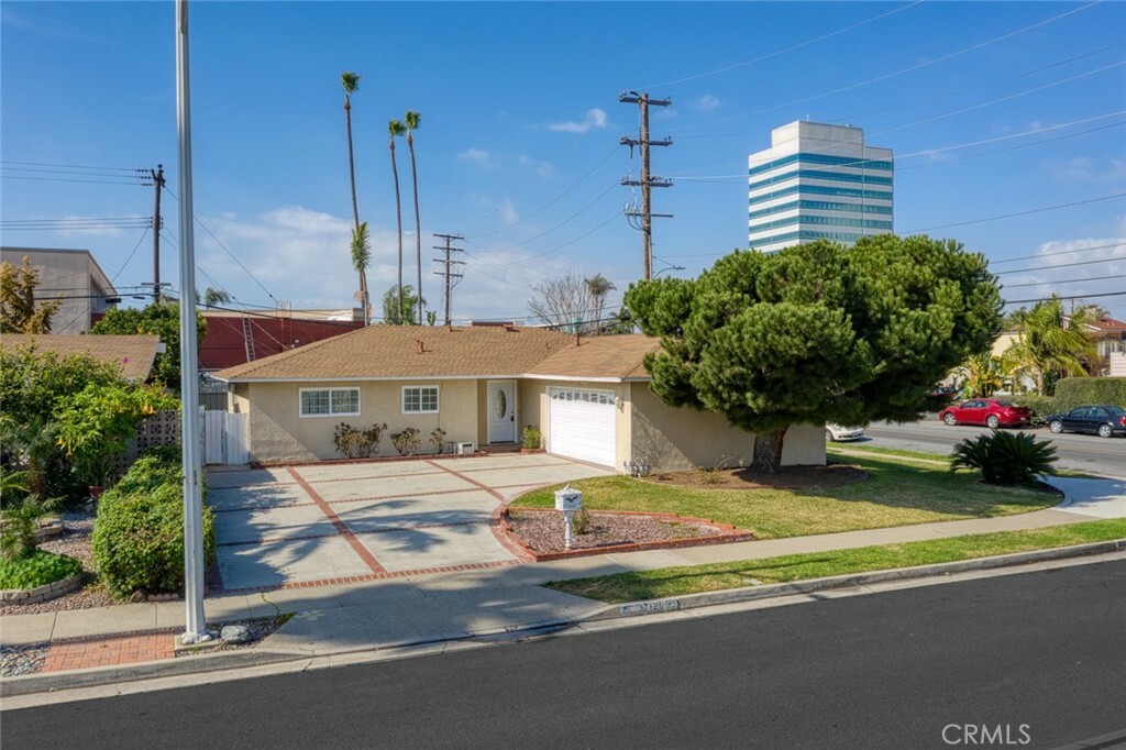 Property Photo:  17121 Granada Lane  CA 92647 