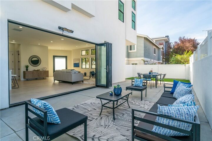 Property Photo: 2319 Huntington Lane B CA 90278