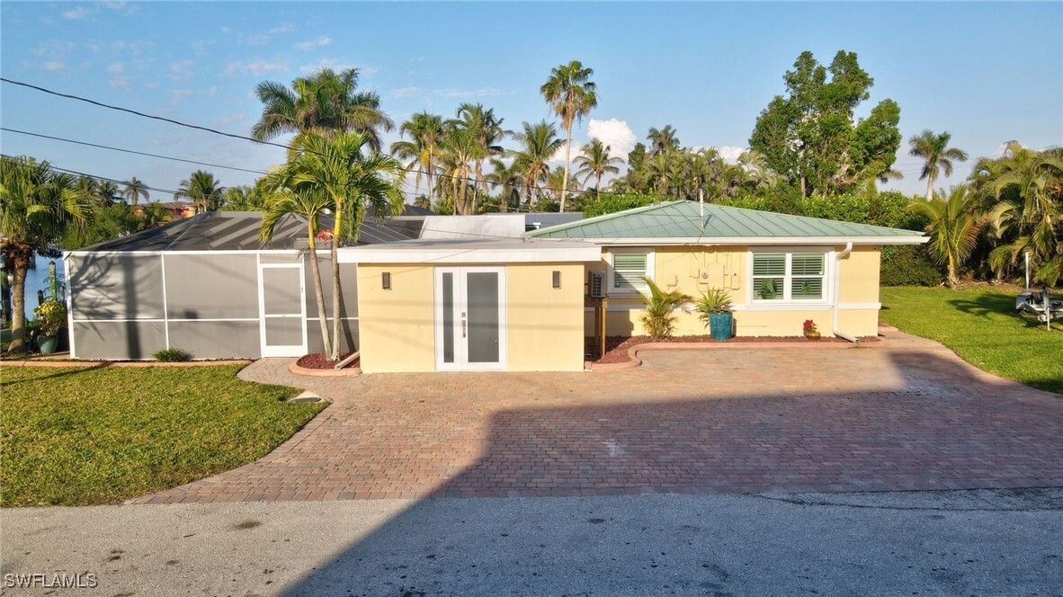 Property Photo:  14330 McGregor Boulevard  FL 33919 