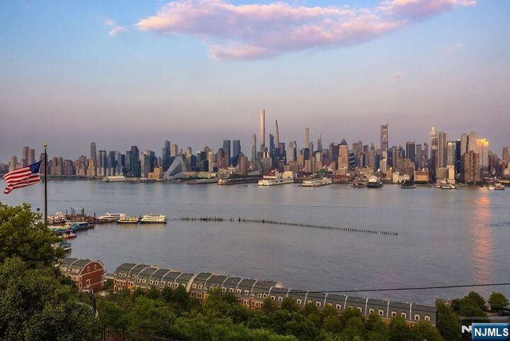 31-33 Hamilton Avenue  Weehawken NJ 07086 photo