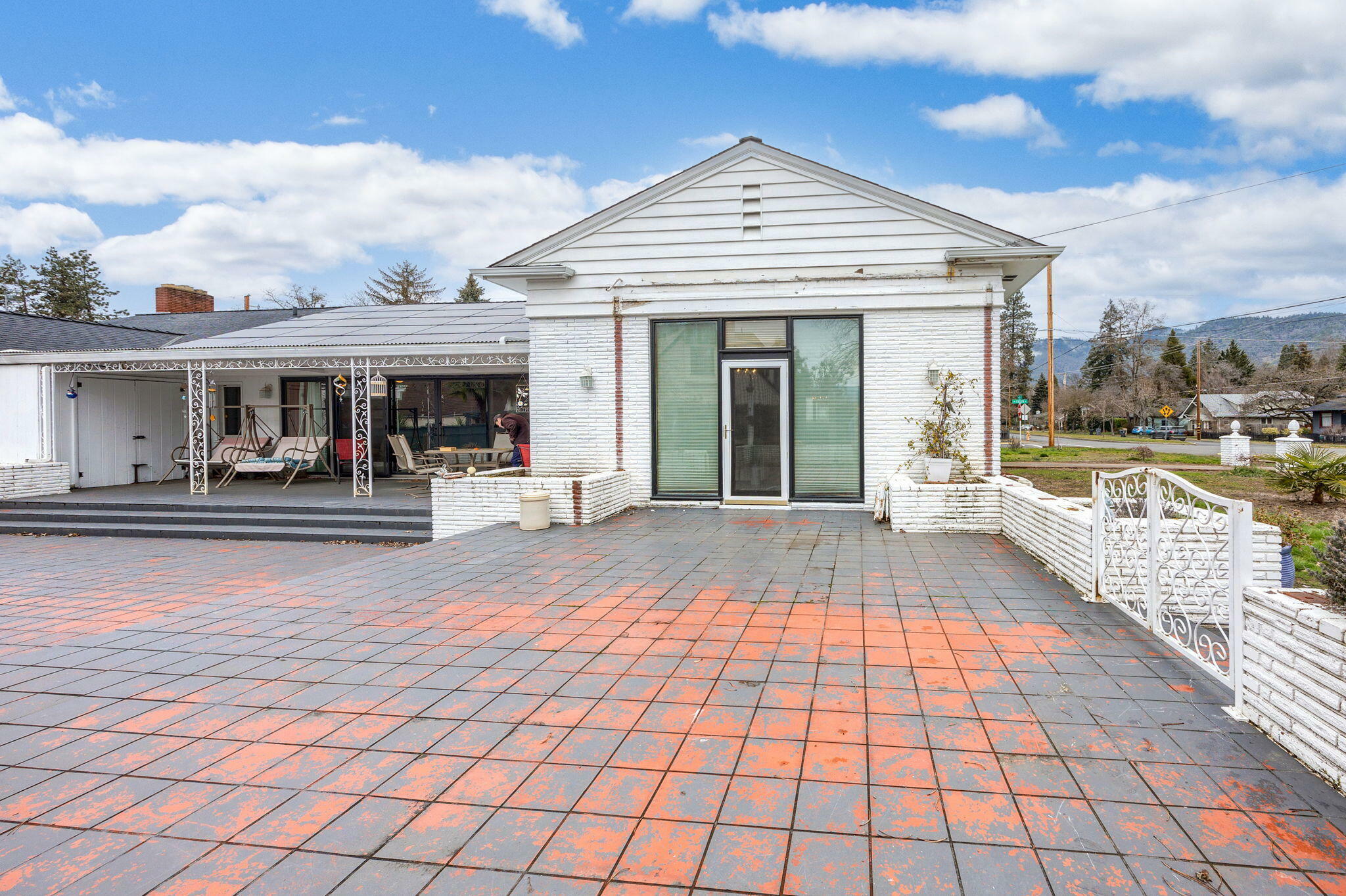 Property Photo:  796 NW 4th Street  OR 97526 