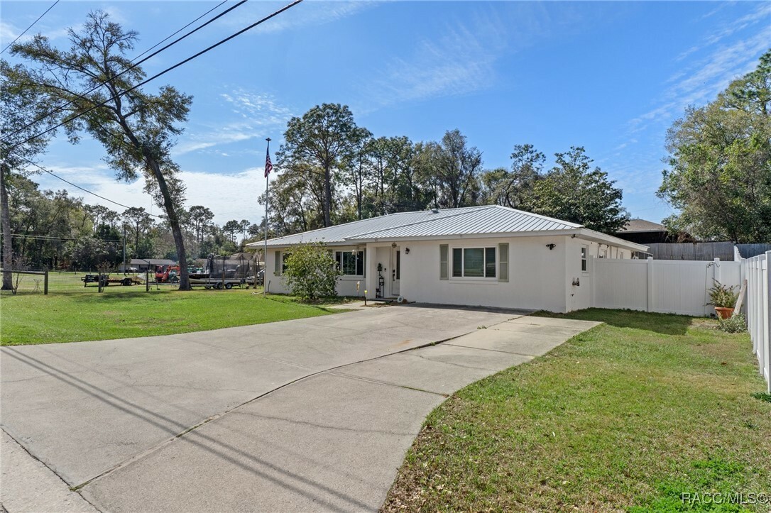 Property Photo: 943 Maple Avenue FL 34452