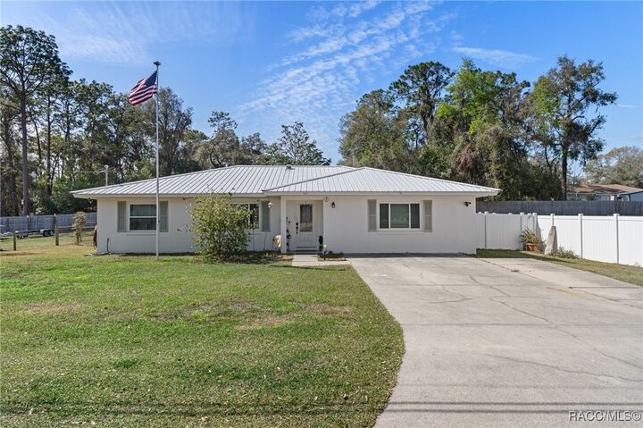 Property Photo:  943 Maple Avenue  FL 34452 