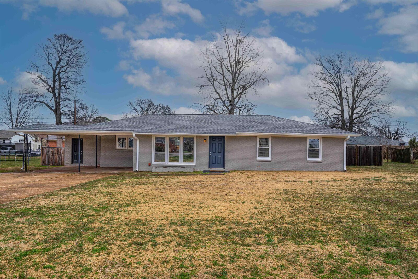 Property Photo:  409 Central Ave SW  AL 35661 - MUSCLE S 