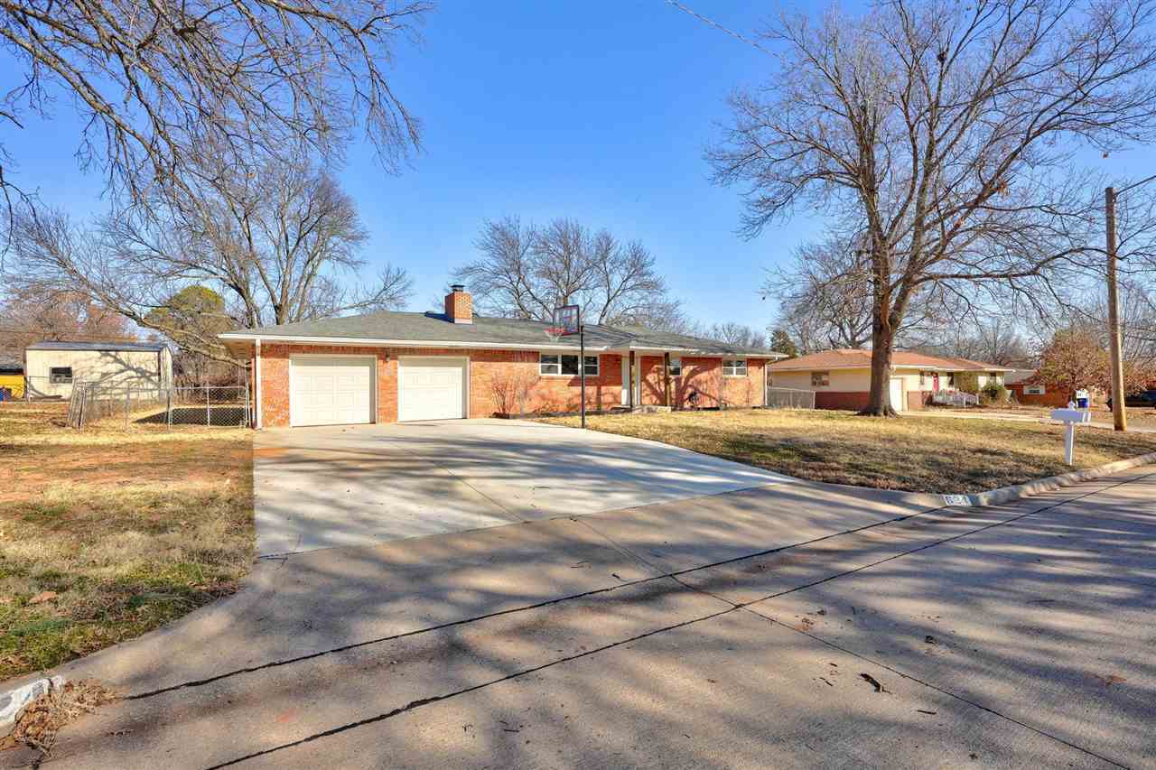 Property Photo: 624 W Arapaho Avenue OK 74075