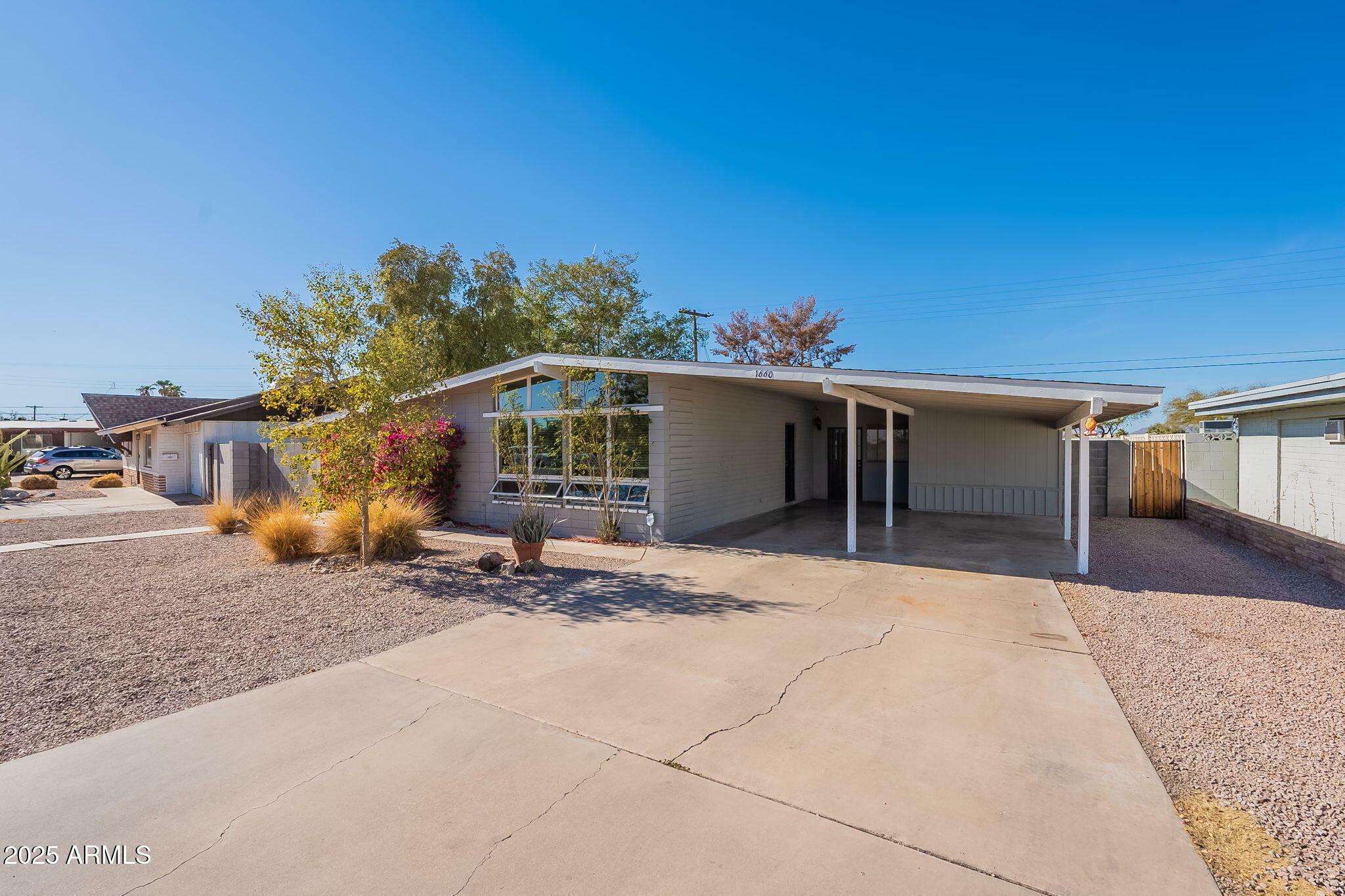 Property Photo: 1660 W 7th Place AZ 85201