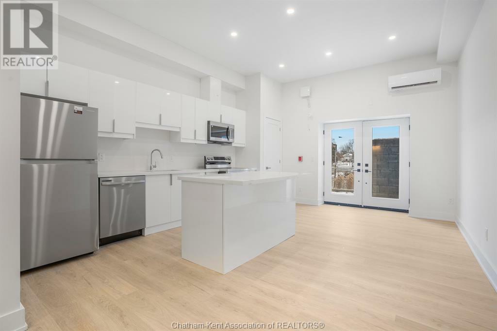 Property Photo:  151-157 King Street 4  ON N7M 1E4 