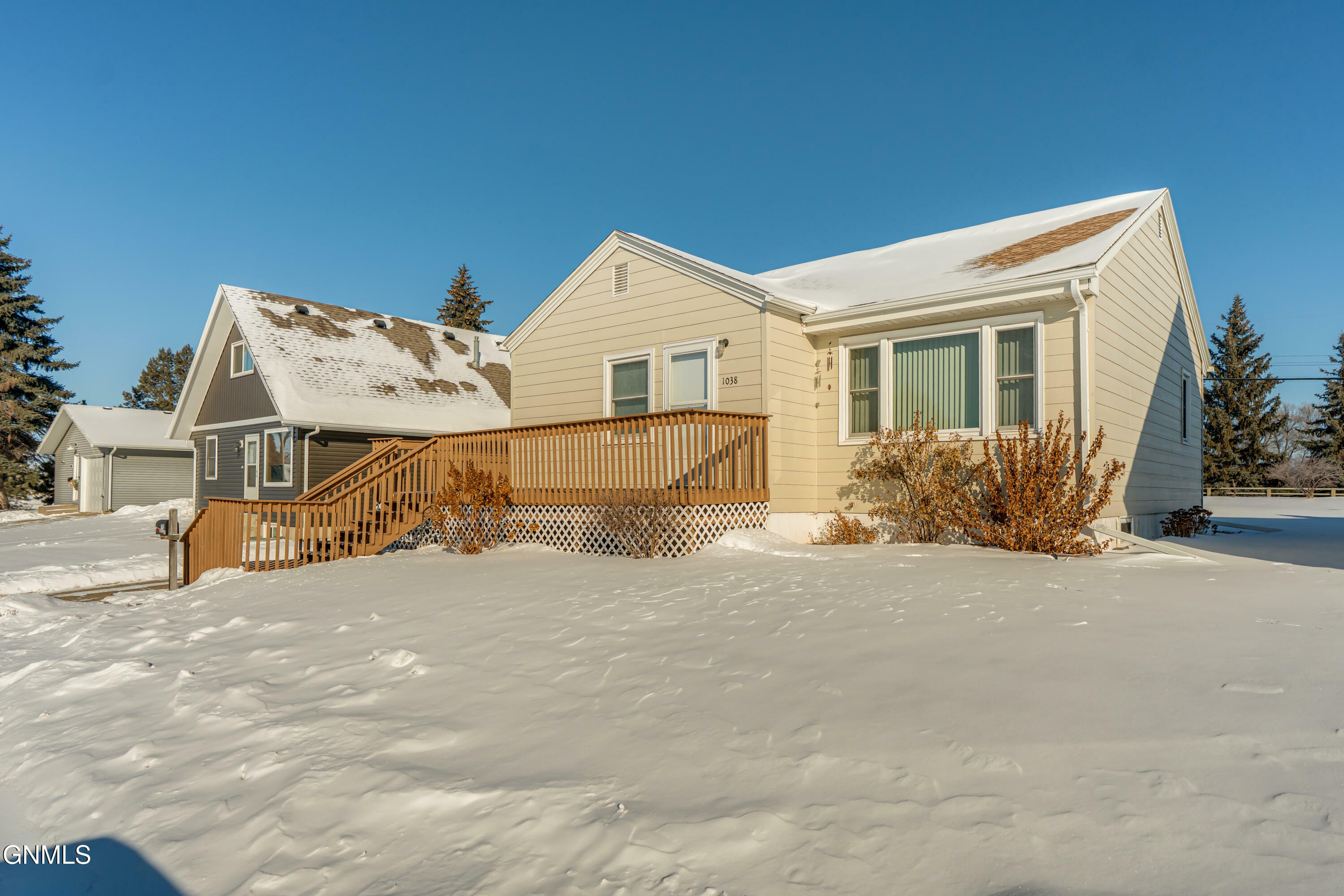 Property Photo:  1038 Lake Avenue  ND 58504 