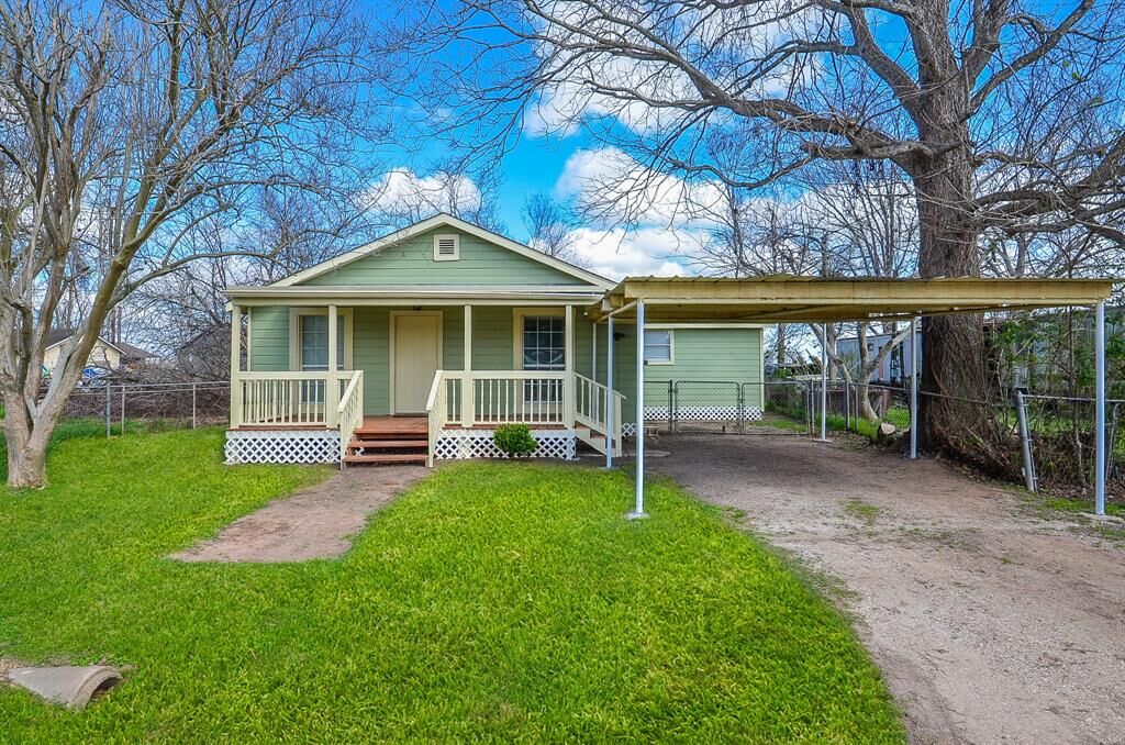 Property Photo:  911 Kemp Street  TX 77420