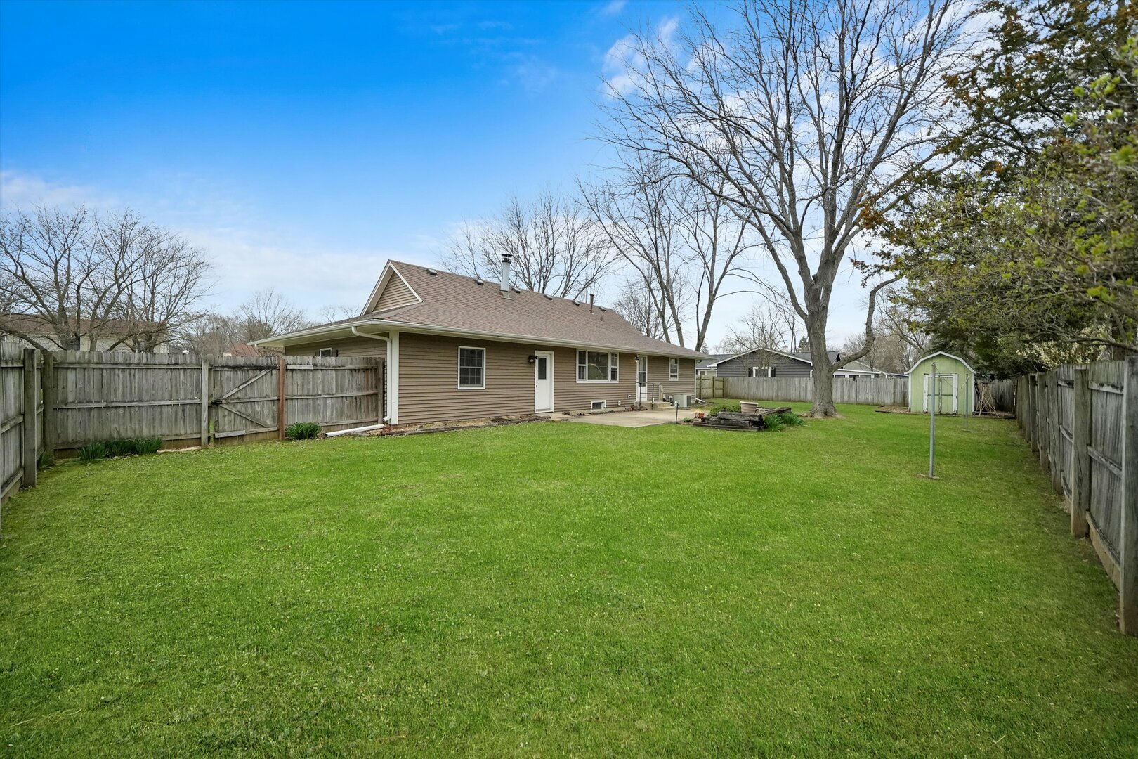 Property Photo: 320 Boulder Hill Pass IL 60543