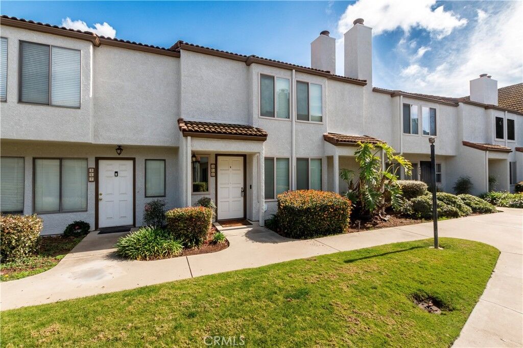 Property Photo: 315 Calle Pequeno CA 93454
